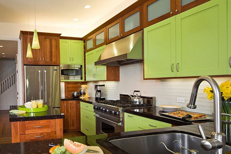 Fehér-zöld konyha belsőépítészete - fénykép