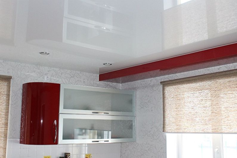 Dizajn kuhinje 4 m² - stropni ukras