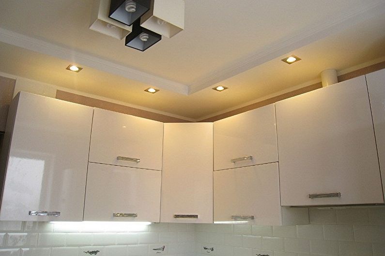 Design bucătărie 4 mp - Iluminat și decor