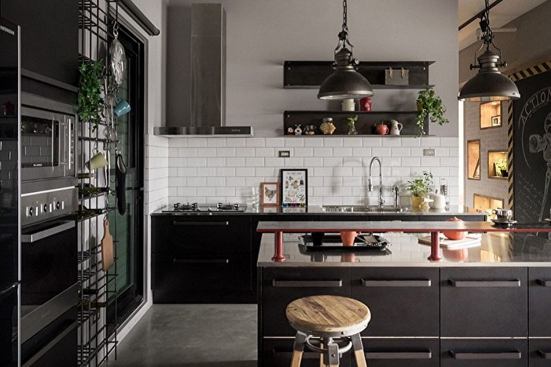 Juodos palėpės stiliaus virtuvė - interjero dizainas