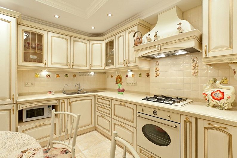Provanso stiliaus smėlio spalvos virtuvė - interjero dizainas