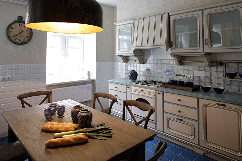 Innenausstattung der Küche im provenzalischen Stil - Foto