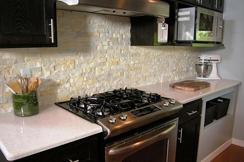 Darbinės sienos dekoravimas virtuvėje - dekoratyvinis akmuo