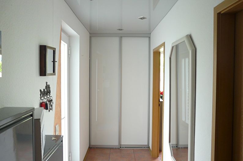 Дизайн на малък коридор - таванско покритие